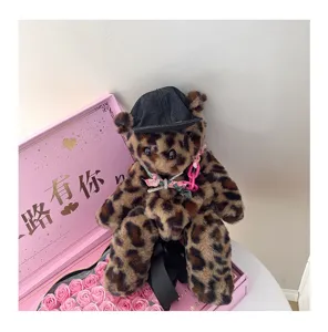 Detaillierte Nahaufnahme des süßen Leoparden-Plüschbären-Rucksacks in einer Rosengeschenkbox.