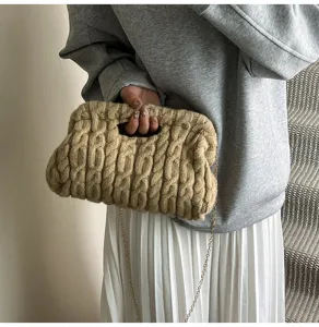 Gedetailleerd overzicht van de vintage gebreide clutch tas met metalen frame en ketting.