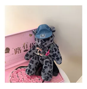 Plüsch Leopard Bär Rucksack Detail, süße Stofftier Schultasche mit Jeansmütze und Anhängern.