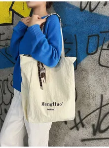 Detailansicht der großen Canvas-Tasche mit Leopardenmuster-Tragriemen und schickem Design.