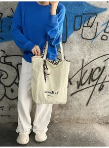 Lässiger Canvas Shopper mit Leo-Muster, große Schultertasche für Damen im Alltag.