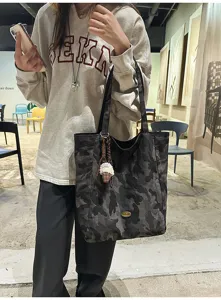 Lässige Tarnmuster Canvas Tragetasche für Damen, große Schultertasche mit Anhänger.