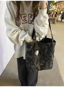 Lässige, geräumige Camouflage-Tragetasche im Detail, modische Umhängetasche für den Alltag.