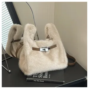 Nahaufnahme der flauschigen Plüsch-Umhängetasche mit eleganten braunen Lederriemen und Schloss.