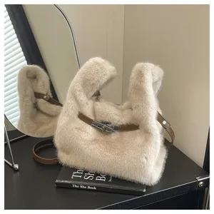 Flauschige Kunstfell Handtasche für Damen, weiche Umhängetasche mit stilvollem Metallverschluss.