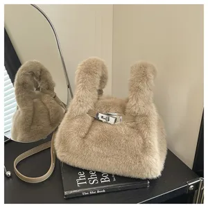 Flauschige Plüsch Umhängetasche für Damen, weiche Kunstfell Handtasche mit Metallverschluss.