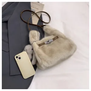 Flauschige Plüsch Umhängetasche für Damen, stilvolle Winter Kunstfell Handtasche mit Metallschloss.