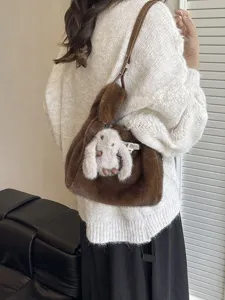 Braune Plüsch Umhängetasche für Damen, süßer Kaninchen Anhänger flauschige Crossover Tasche.