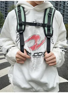 Détail du sac à dos de fitness d'extérieur avec sangles vertes et boucle de poitrine.