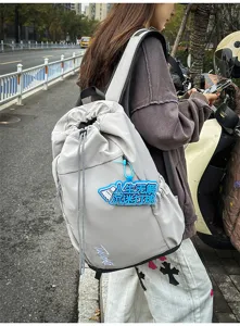 Sac à dos de voyage fitness outdoor grand et élégant pour femmes et étudiants avec pendentif.