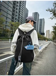 Vue détaillée d'un grand sac à dos décontracté avec cordon de serrage et pendentif élégant.