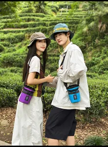 Piccola borsa a secchiello a tracolla casual con colori di tendenza per uso quotidiano.
