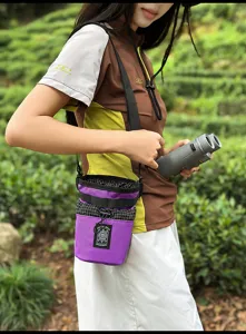 Vista dettagliata della borsa a tracolla viola e nera alla moda con chiusura a coulisse.