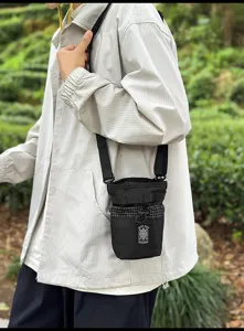 Borsa a secchiello a tracolla nera alla moda con coulisse e dettagli a quadri casual.
