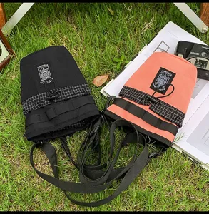 Scopri la nostra elegante nuova borsa a secchiello a tracolla stile moto unisex autunno.
