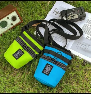 Borsa a tracolla streetwear alla moda con design color block, borsa a secchiello in nylon.
