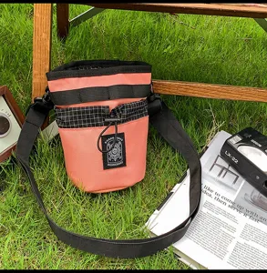 Borsa a tracolla alla moda in tela con colore a contrasto e tracolla regolabile.