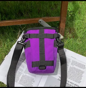 Vista di dettaglio della borsa a tracolla viola alla moda con cinghie nere per ogni giorno.