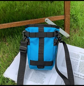 Vista dettagliata della trendy borsa a secchiello bicolore blu e nera per lo streetwear urbano.