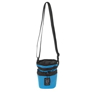 Piccola borsa a secchiello a tracolla blu e nera in tela resistente con cinturino regolabile.