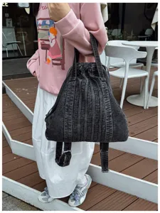 Sac à dos en denim lavé gris foncé pour femmes, sac d'école de voyage vintage décontracté et multifonction.
