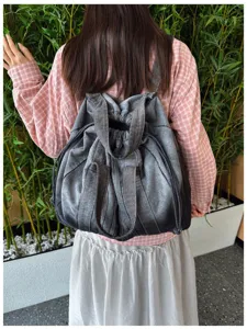 Détail du sac à dos en denim lavé vintage, grand sac d'école de voyage décontracté.
