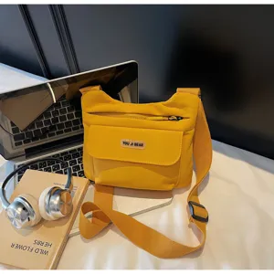 Gelbe Umhängetasche aus Segeltuch mit mehreren Taschen für den lässigen und modernen Alltag.