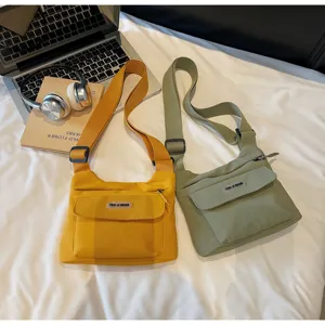 Lässige Umhängetasche mit vielen Taschen, stilvolle Segeltuchtasche für den Weg zur Arbeit.