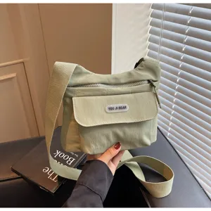 Lässige tägliche Pendler Multi-Taschen Umhängetasche für Damen mit breitem Gurt.