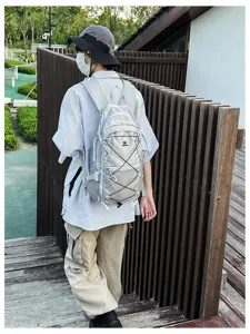 Detailansicht des Outdoor Freizeit Rucksacks mit Kordelzug und atmungsaktivem Mesh-Gewebe.