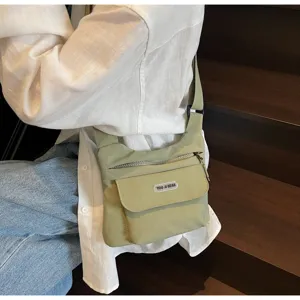 Lässige Nylon Umhängetasche für Damen, hellgrüne Freizeittasche mit mehreren Reißverschlüssen.