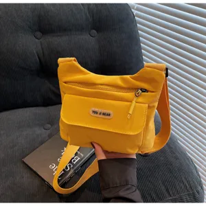 Nahaufnahme der gelben Freizeittasche mit mehreren Taschen, Frontreißverschluss und Klappe.