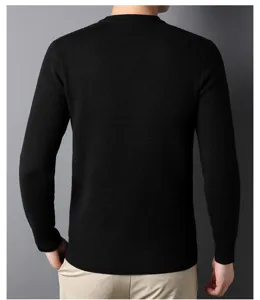 Detail van de achterkant van dik thermo trui voor heren met warme fleece voering voor de winter.