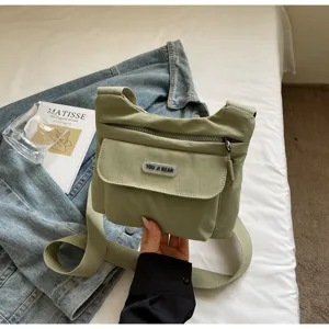 Lässige, mehrfache Tasche Nylon Umhängetasche für Damen, stilvolle grüne Alltagstasche.