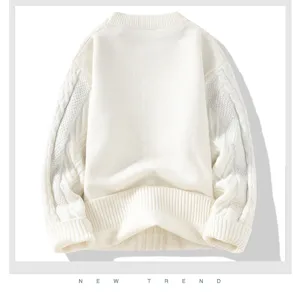 Primo piano dettaglio del maglione lavorato a maglia bianco casual e morbido.