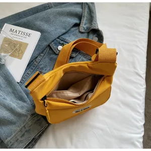 Detailansicht der lässigen Nylon Umhängetasche Innentaschen und langlebiger Reißverschluss.