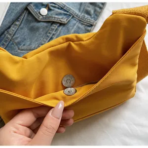 Gelbe Canvas Umhängetasche Detailansicht, lässige Tasche mit vielen Fächern für Damen.