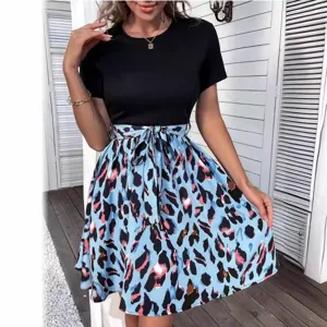 Robe femme manches courtes bloc de couleur jupe motif léopard bleu et nœud.