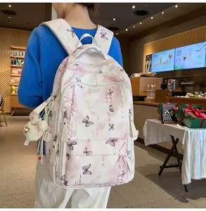 Detailansicht des Rucksacks mit chinesischem Schmetterlingsdruck im Café, stilvolles Design.