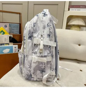 Detailansicht der Seite mit chinesischer Kalligraphie und Schmetterling-Print am Rucksack.