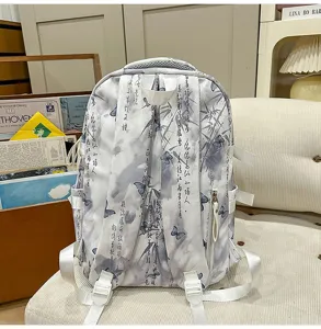 Detailansicht des Rucksacks im chinesischen Tintenstil mit Kalligrafie und Schmetterlingen.