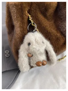 Stilvolle braune Plüsch-Tragetasche mit süßem Hasen-Plüsch-Schlüsselanhänger, Wintertasche.