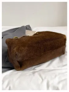 Braune Plüsch Damentasche mit Kettengurt,weiche elegante Umhängetasche für den Alltag.