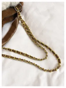 Nahaufnahme Detail der Damen Plüsch Schultertasche Riemen, goldene Metallkette und Leder.