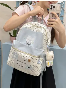 Detalle de mochila de lunares estilo japonés lindo con bordado de gato y gran capacidad.