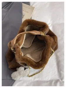 Elegante braune Plüsch-Tasche mit Kettengurt und Anhänger. Ideal für den täglichen Weg.