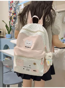 Vista detallada de bonita mochila de lunares con gato y osito, bolso escolar