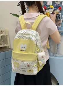 Vista detallada de bonita mochila japonesa de lunares con bordado de gato y colgante.