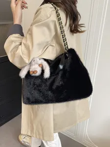 Schwarze Damen Kunstfell Shopper Tasche mit Kettengurt und niedlichem Pluesch Hasen Anhaenger.