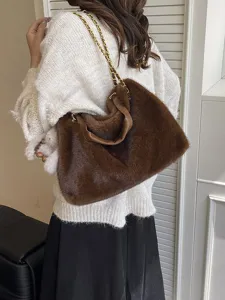 Standesgemäße braune Plüsch Schultertasche für Damen, elegante Fell Umhängetasche Winter.